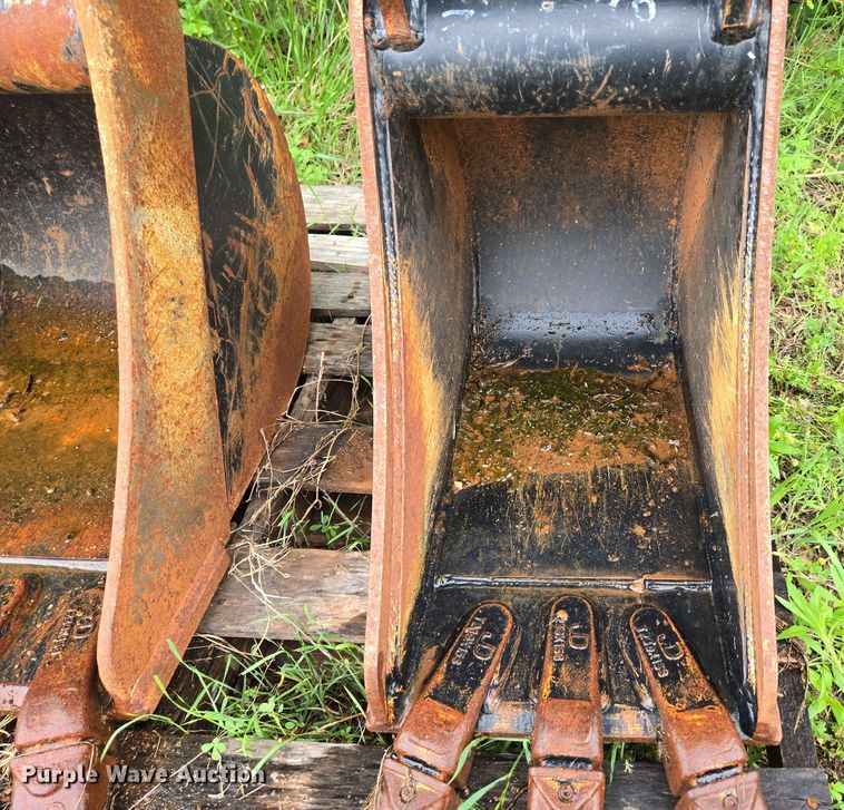 image for item EN3712 (2) John Deere buckets