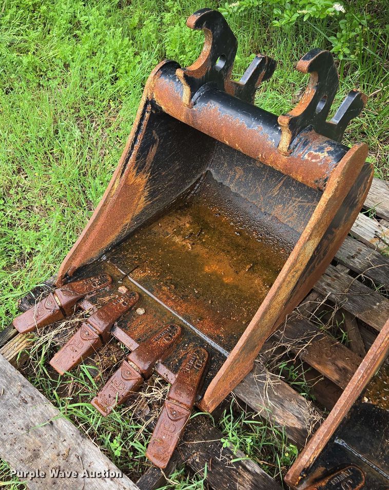 image for item EN3712 (2) John Deere buckets