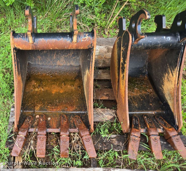 image for item EN3712 (2) John Deere buckets