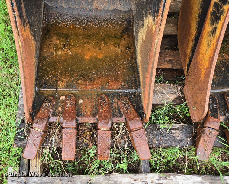 image for item EN3712 (2) John Deere buckets