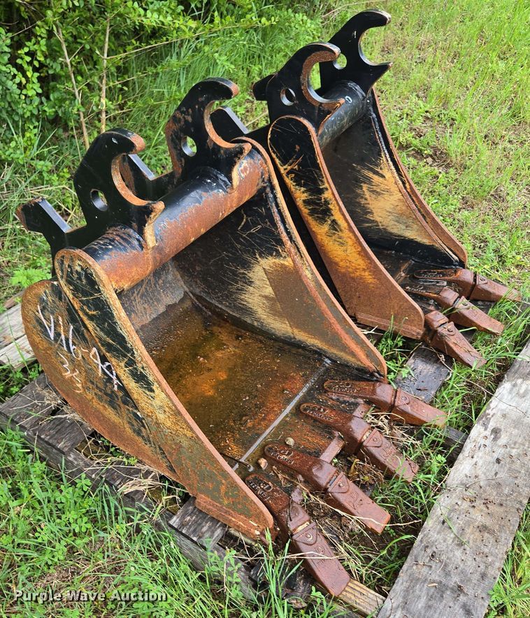 image for item EN3712 (2) John Deere buckets