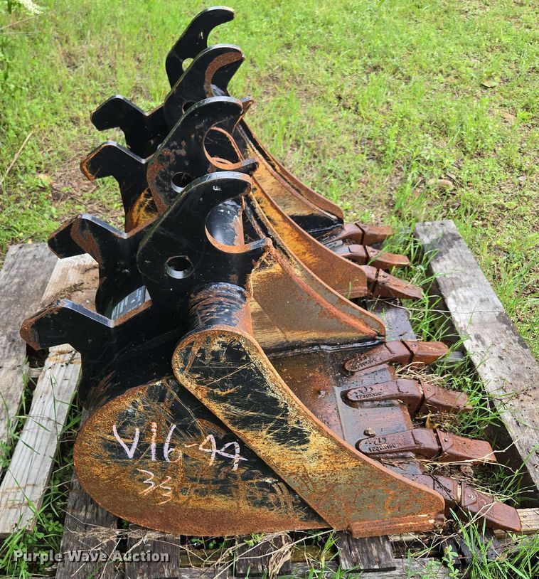 image for item EN3712 (2) John Deere buckets