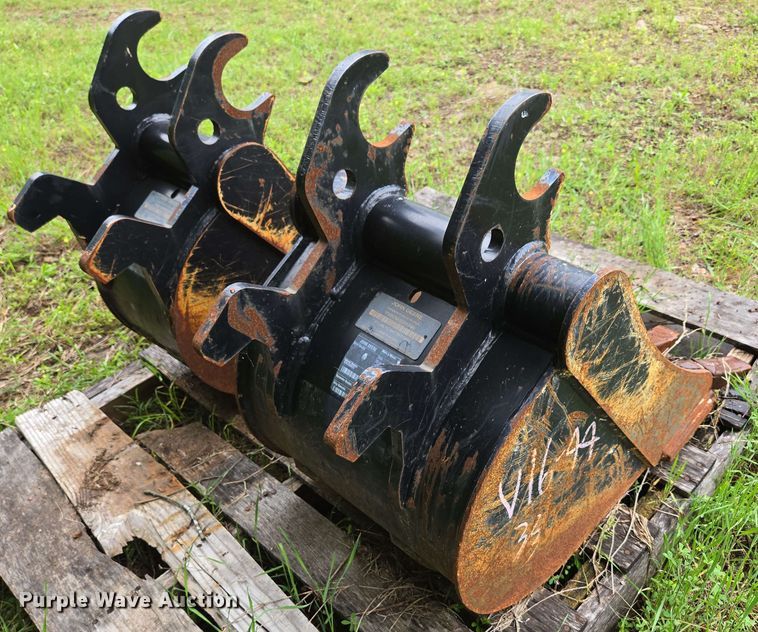 image for item EN3712 (2) John Deere buckets