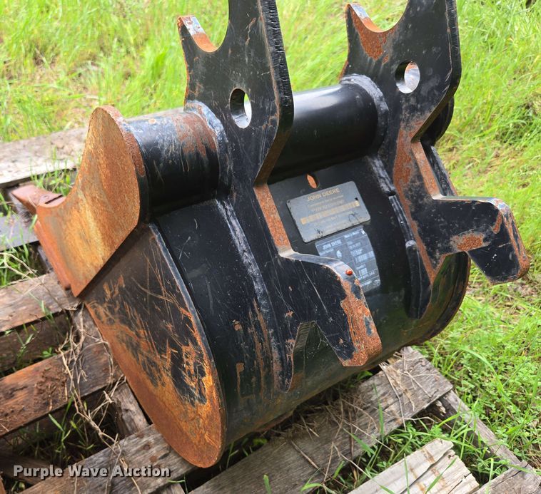 image for item EN3712 (2) John Deere buckets