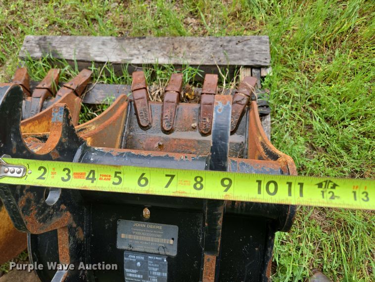 image for item EN3712 (2) John Deere buckets