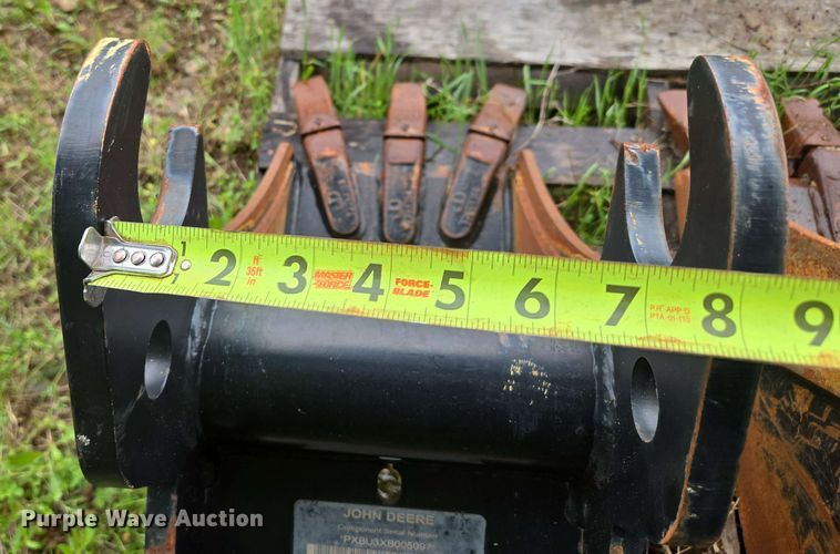 image for item EN3712 (2) John Deere buckets