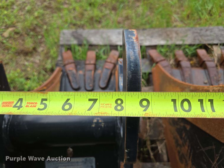 image for item EN3712 (2) John Deere buckets