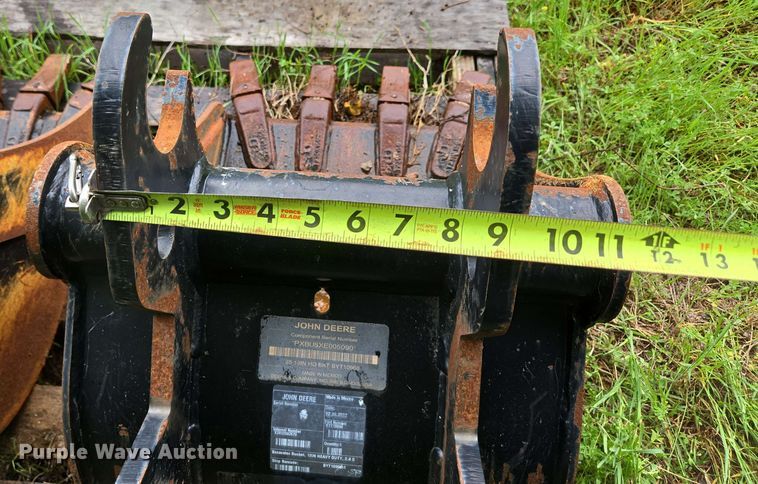 image for item EN3712 (2) John Deere buckets