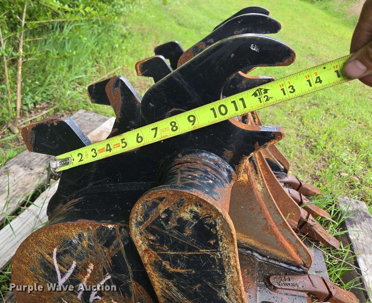 image for item EN3712 (2) John Deere buckets