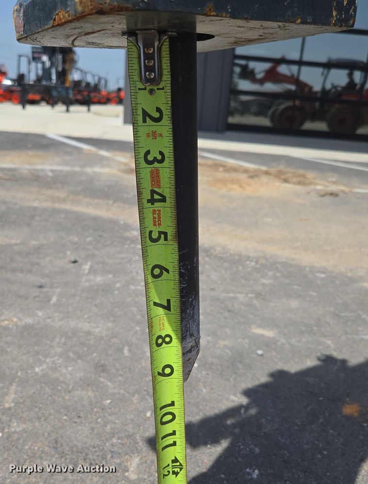 image for item EN3751 Hyundai HDB10 hydraulic breaker attachment