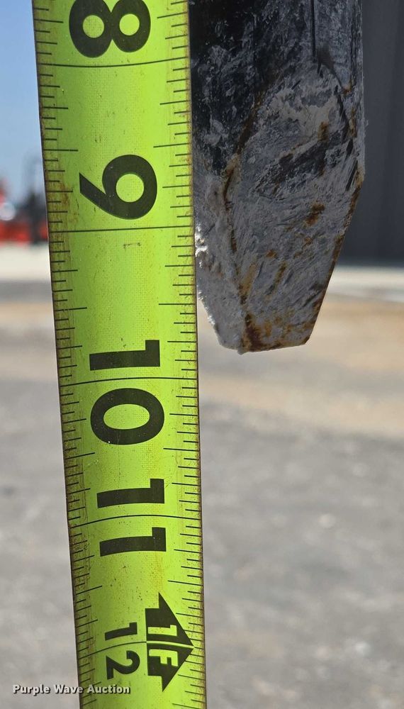 image for item EN3751 Hyundai HDB10 hydraulic breaker attachment