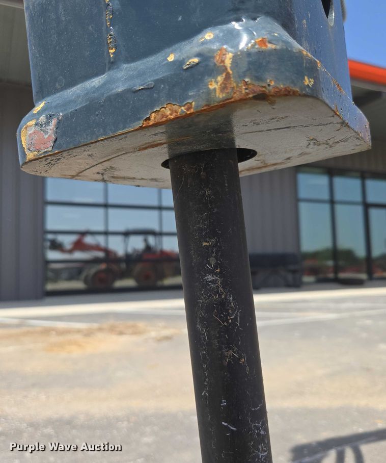 image for item EN3751 Hyundai HDB10 hydraulic breaker attachment