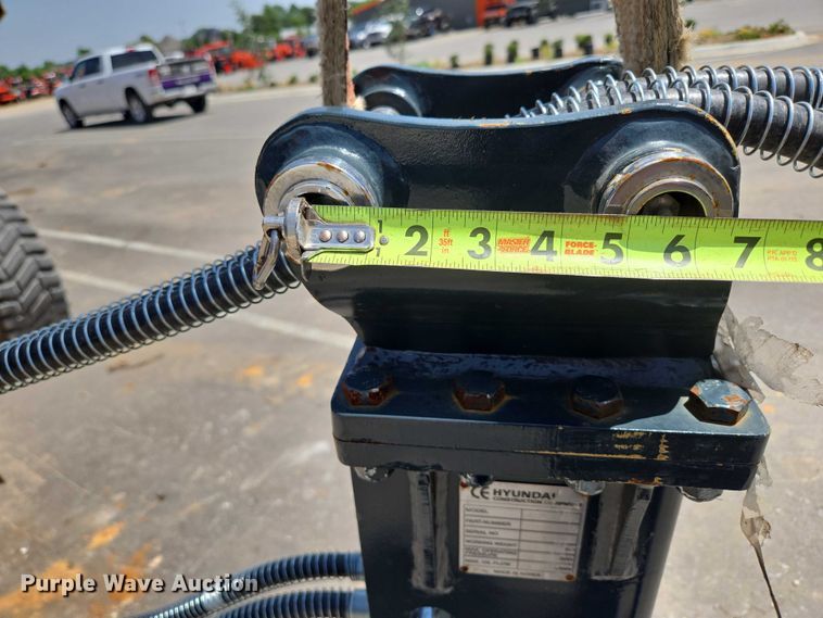 image for item EN3751 Hyundai HDB10 hydraulic breaker attachment