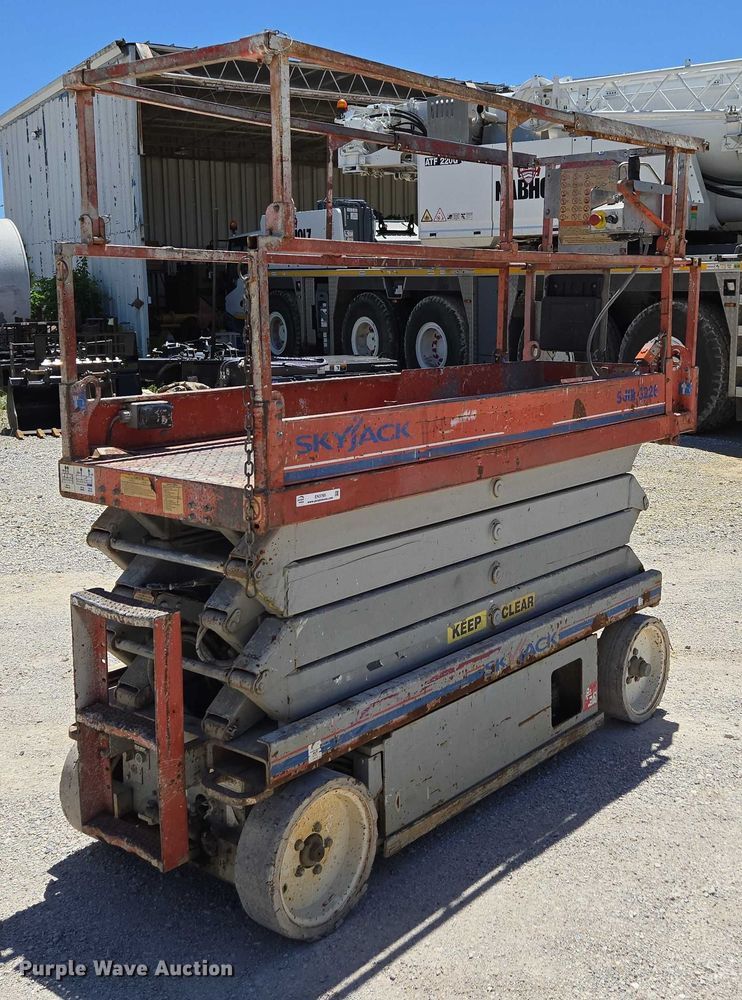 image for item EN3765 2006 Skyjack SJ3226 scissor lift