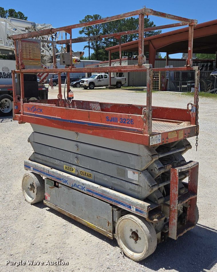 image for item EN3765 2006 Skyjack SJ3226 scissor lift