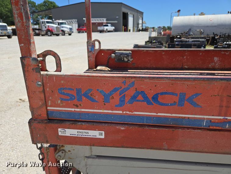 image for item EN3765 2006 Skyjack SJ3226 scissor lift