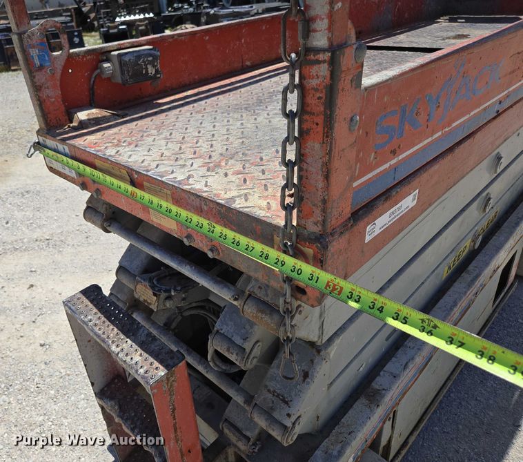 image for item EN3765 2006 Skyjack SJ3226 scissor lift