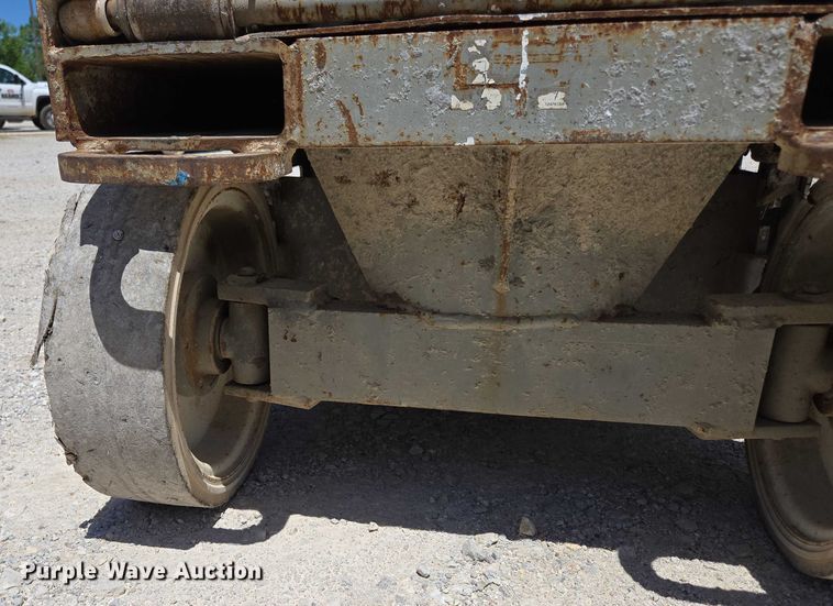 image for item EN3765 2006 Skyjack SJ3226 scissor lift