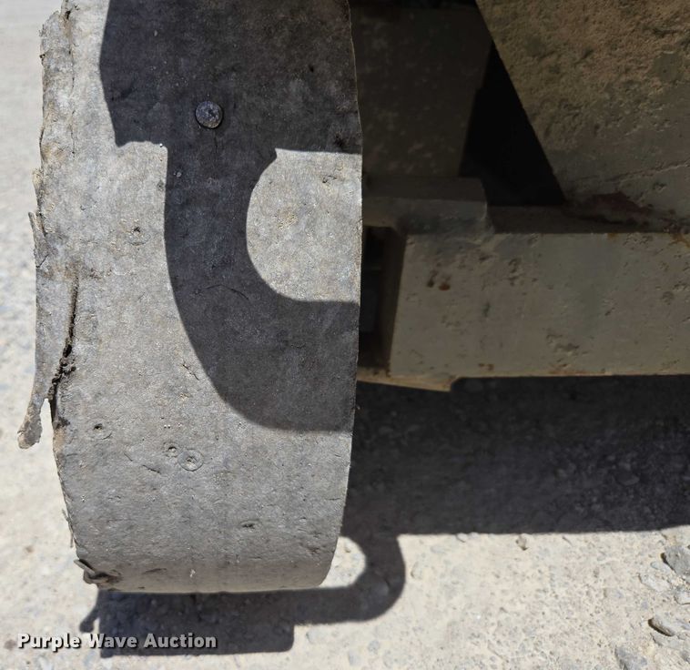 image for item EN3765 2006 Skyjack SJ3226 scissor lift