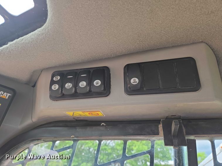 image for item EN8021 2015 Caterpillar 289D tracked skid steer loader