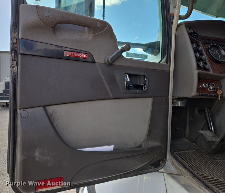 image for item EN8942 2008 Kenworth T300 utility / service truck