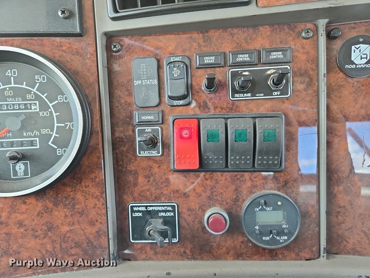 image for item EN8942 2008 Kenworth T300 utility / service truck