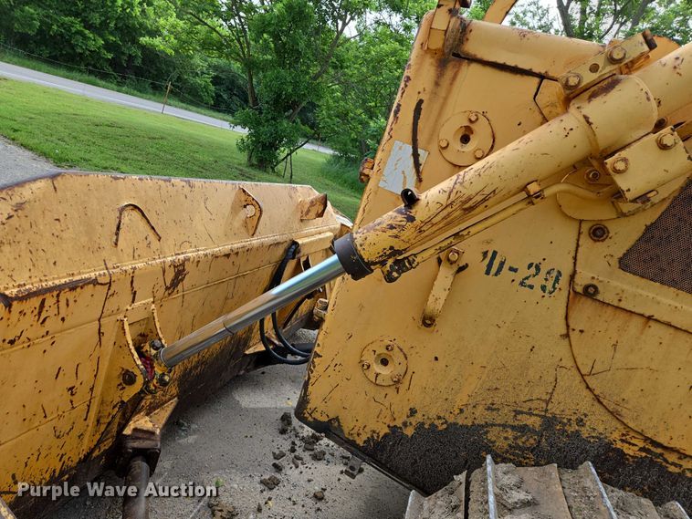 image for item EO0817 2002 Dressta TD15E dozer