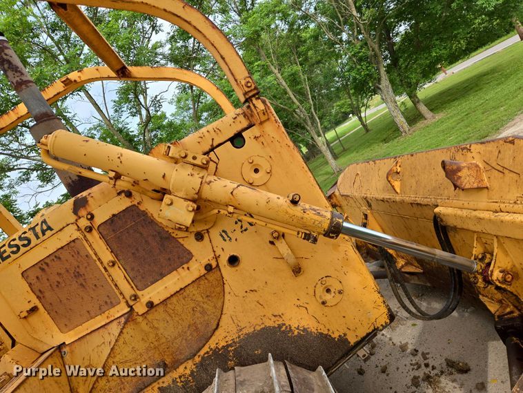 image for item EO0817 2002 Dressta TD15E dozer