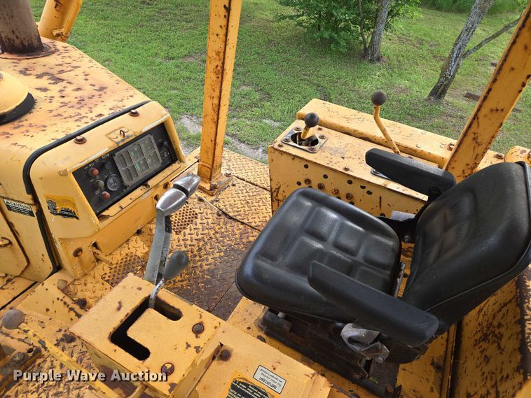 image for item EO0817 2002 Dressta TD15E dozer