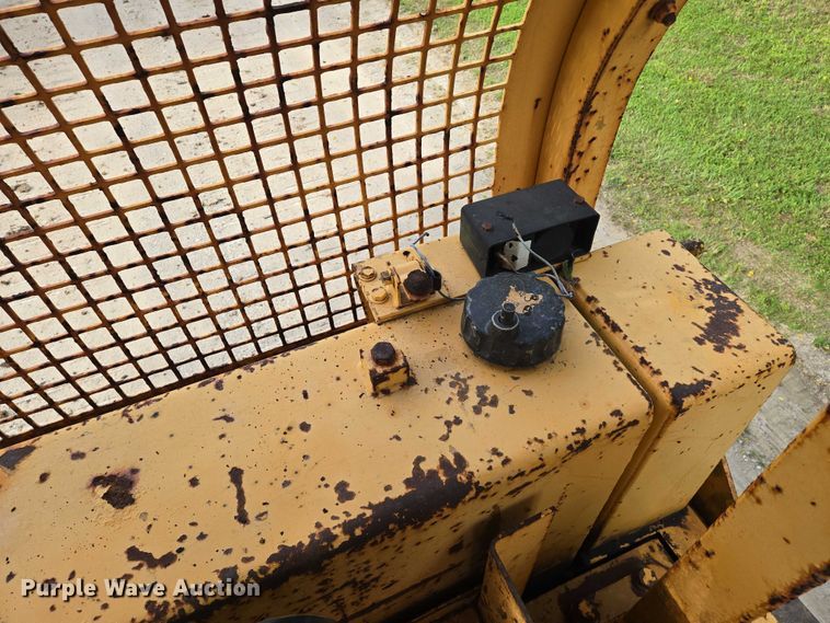 image for item EO0817 2002 Dressta TD15E dozer