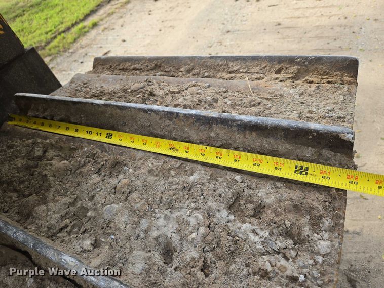 image for item EO0817 2002 Dressta TD15E dozer