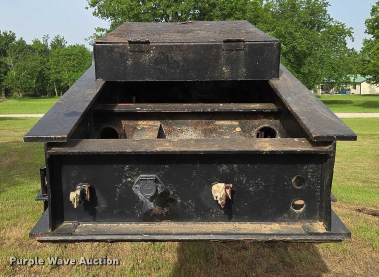 image for item EO0820 1988 Fontaine  lowboy equipment trailer