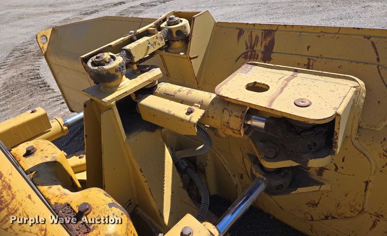 image for item EO0826 2005 Caterpillar D3G LGP dozer