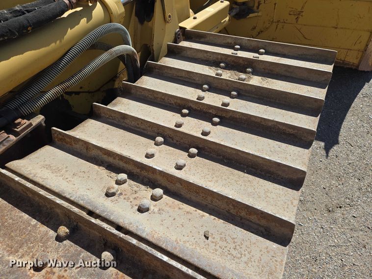 image for item EO0826 2005 Caterpillar D3G LGP dozer