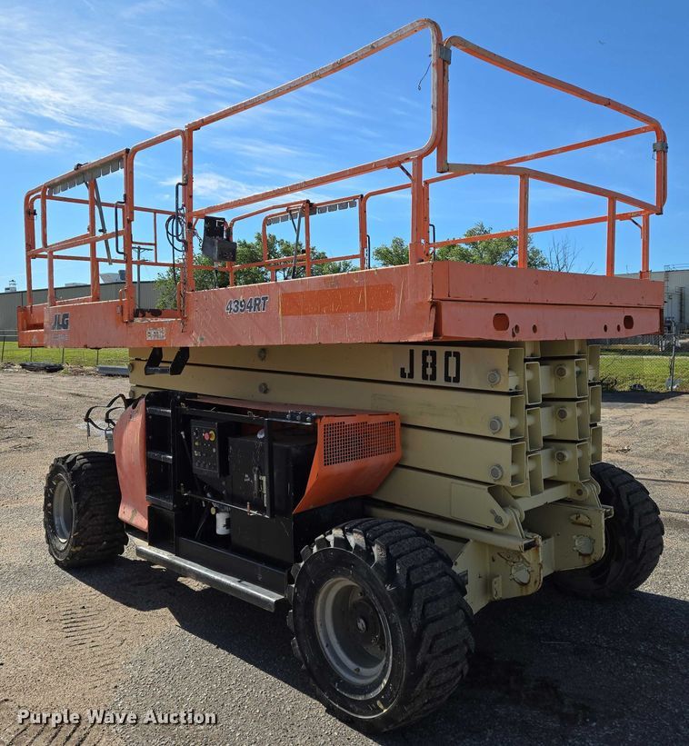 image for item EO0834 2005 JLG 4394RT scissor lift