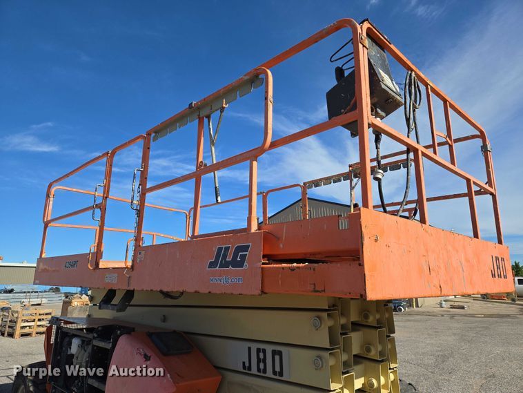 image for item EO0834 2005 JLG 4394RT scissor lift