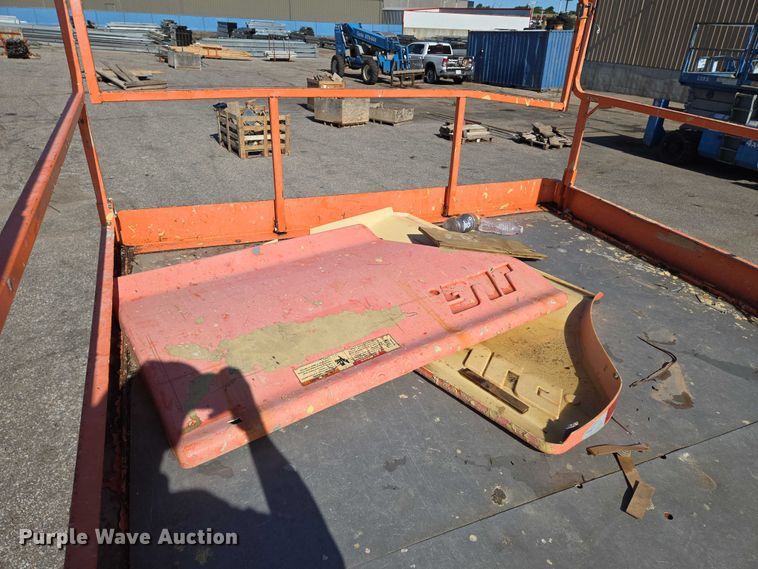 image for item EO0834 2005 JLG 4394RT scissor lift