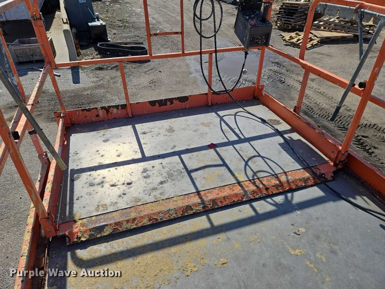 image for item EO0834 2005 JLG 4394RT scissor lift