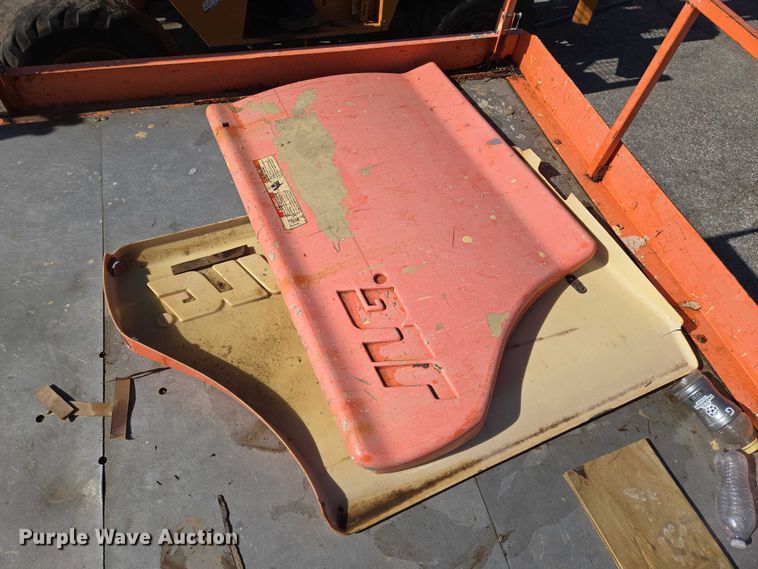 image for item EO0834 2005 JLG 4394RT scissor lift