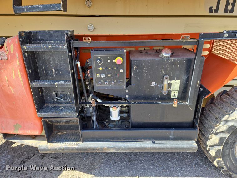 image for item EO0834 2005 JLG 4394RT scissor lift