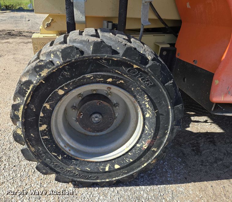 image for item EO0834 2005 JLG 4394RT scissor lift