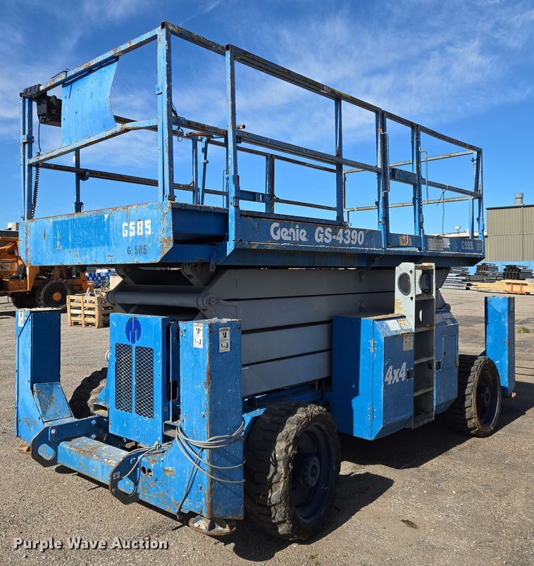 image for item EO0845 2004 Genie GS-4390 scissor lift