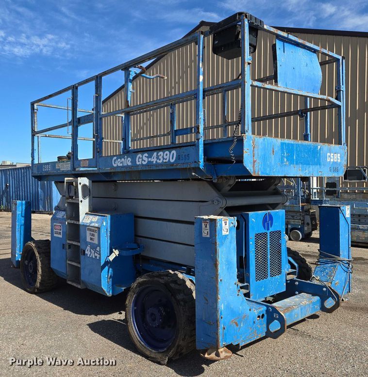 image for item EO0845 2004 Genie GS-4390 scissor lift