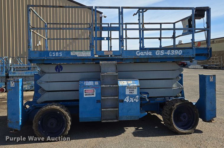 image for item EO0845 2004 Genie GS-4390 scissor lift