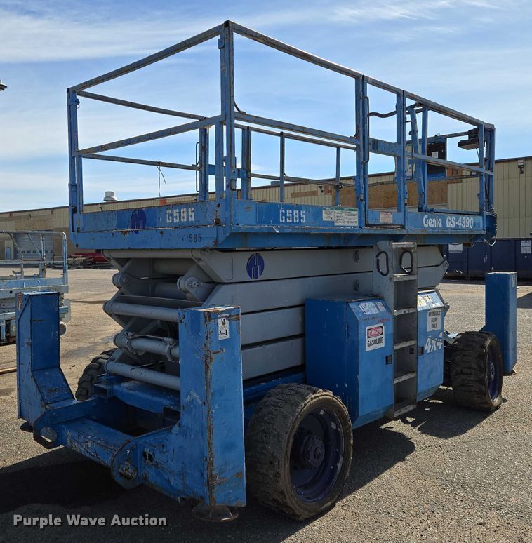 image for item EO0845 2004 Genie GS-4390 scissor lift