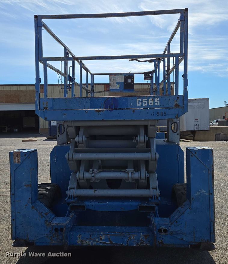 image for item EO0845 2004 Genie GS-4390 scissor lift
