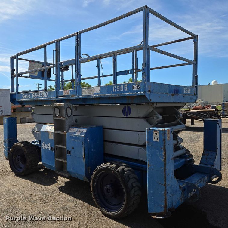 image for item EO0845 2004 Genie GS-4390 scissor lift