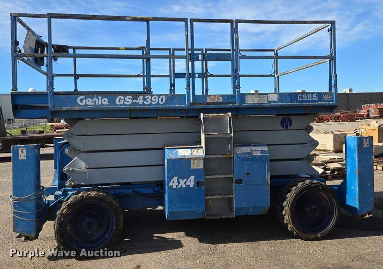 image for item EO0845 2004 Genie GS-4390 scissor lift