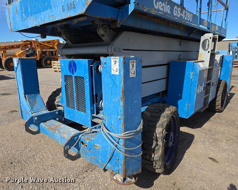 image for item EO0845 2004 Genie GS-4390 scissor lift