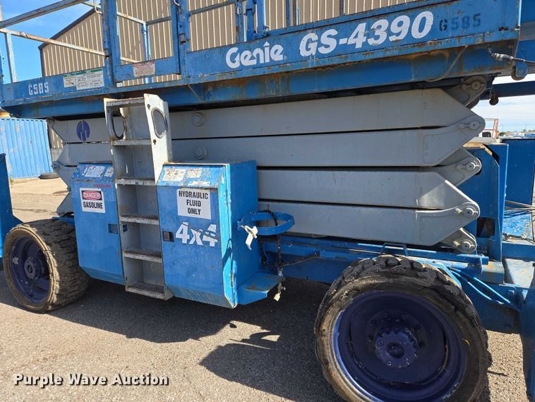 image for item EO0845 2004 Genie GS-4390 scissor lift